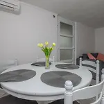 Lisinski Apartment *